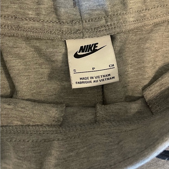 Men’s Nike Tech Gray Sweatpants Tapered Fit - Picture 3 of 6